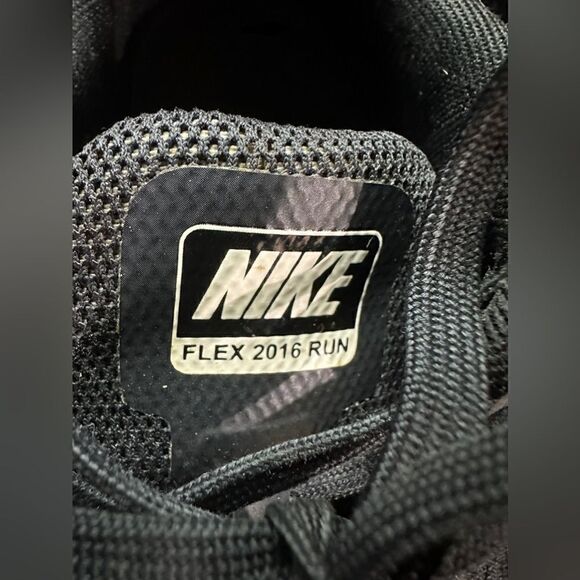 Nike women’s Flex Run size 7M black with white trim running shoes pre-owned - Picture 5 of 9